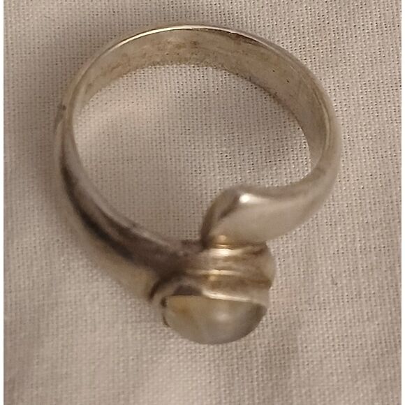 Sterling Silver Ring Size 8 – Modernist Design with White Moonstone? Cabochon - Picture 3 of 3